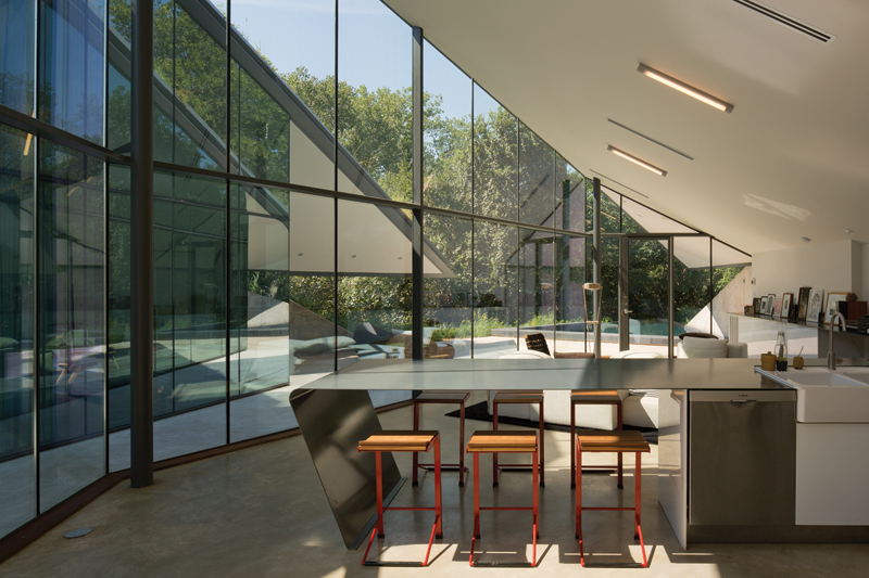 MG9C7702 VIEW FROM KITCHEN OF LIVING ROOM AND GLASS CANYON TOWARDS APEX