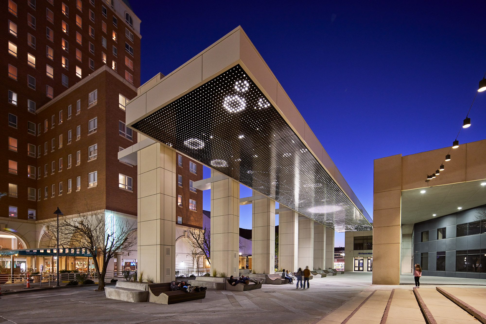 新建築　1999 1.2.3.4.6.8.10.12 Star Ceiling Debuts in El Paso - Texas Architect Magazine